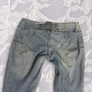 Light wash low rise cinch buckle back skinny jeans, Brazilian style.